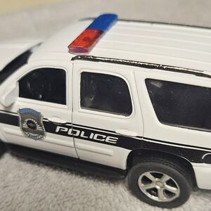 2008 Police SUV Toy Car with Red and Blue Lights And Running Wheels.